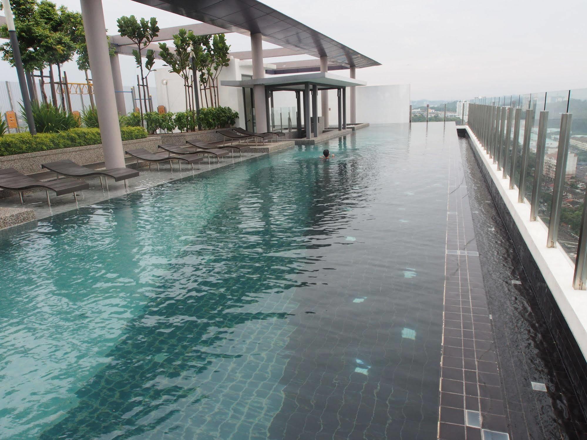 Premier Times International Hotel Seri Kembangan Exterior foto
